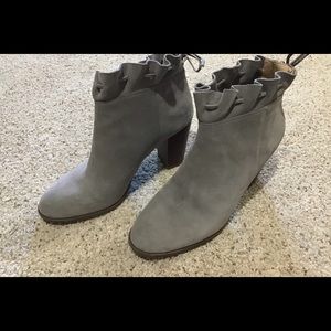 Cute Gray suede ankle boots!